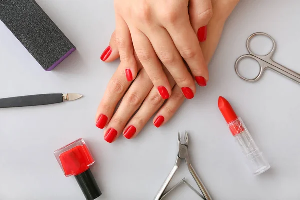 Manos Femeninas Herramientas Para Manicura Esmalte Uñas Lápiz Labial Sobre —  Fotos de Stock