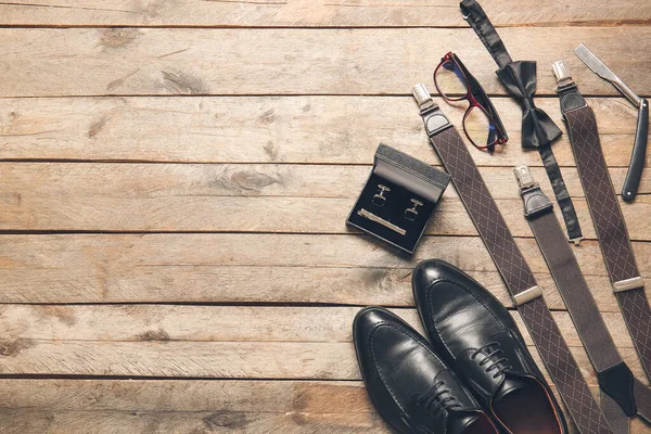 Verschillende Stijlvolle Mannelijke Accessoires Houten Tafel — Stockfoto