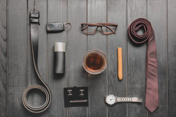 Stijlvolle Mannelijke Accessoires Glas Whisky Donkere Houten Ondergrond — Stockfoto