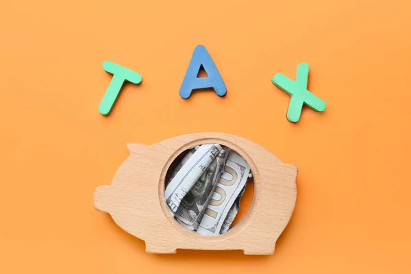 배경에 Tax 저금통 — 스톡 사진