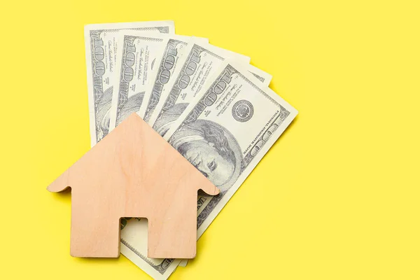 Figura Casa Con Billetes Dólar Sobre Fondo Color —  Fotos de Stock