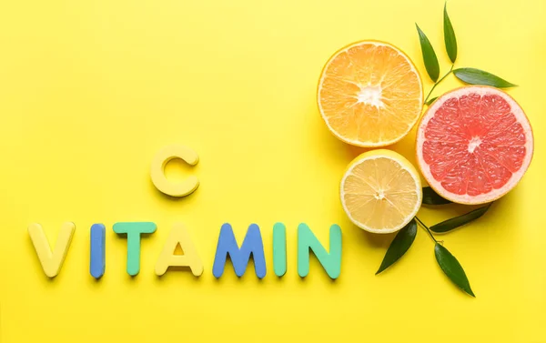 Texto Vitamina Frutas Cítricas Sobre Fundo Cor — Fotografia de Stock