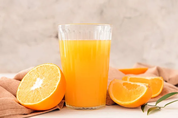 Γυαλί Νόστιμο Χυμό Πορτοκάλι Ελαφρύ Φόντο — Φωτογραφία Αρχείου