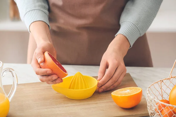 Woman Squeezing Grapefruit Table Kitchen — Stock Photo, Image