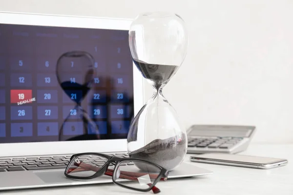 Timglas Glasögon Och Laptop Med Kalender Ljus Bakgrund Tidsfrist — Stockfoto