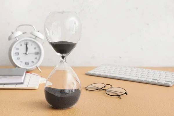 Reloj Arena Gafas Sobre Fondo Claro — Foto de Stock