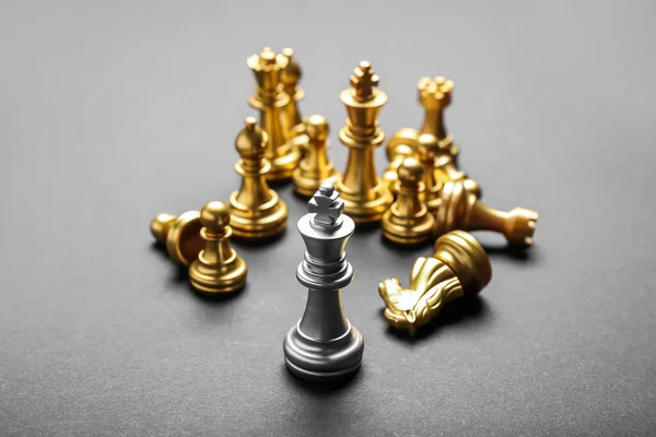 Zilveren Koning Onder Gouden Schaakstukken Grijze Achtergrond — Stockfoto