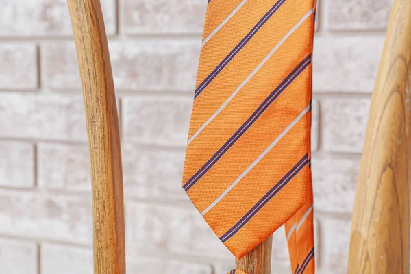 Szék Stílusos Nyakkendővel Közel Téglafal Közelkép — Stock Fotó