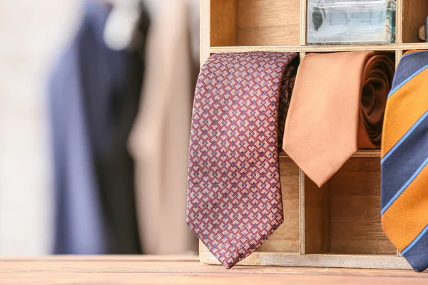 Doboz Sok Elegáns Nyakkendő Asztalon Közelkép — Stock Fotó