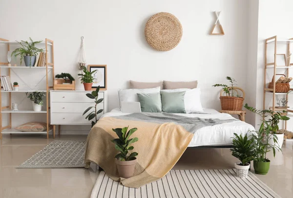 Interior Del Elegante Dormitorio Con Plantas — Foto de Stock