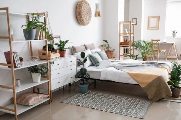 Interieur Des Stilvollen Schlafzimmers Mit Pflanzen — Stockfoto