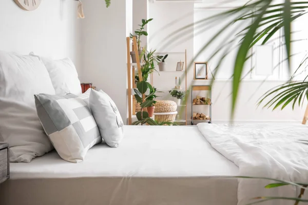 Comfortabel Groot Bed Het Interieur Van Stijlvolle Kamer — Stockfoto