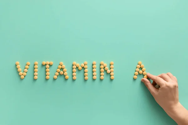 Mano Femminile Testo Vitamina Fatto Pillole Sfondo Colore — Foto Stock