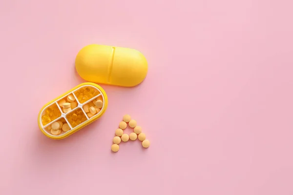 Levél Készült Tabletták Szervező Színes Háttér — Stock Fotó