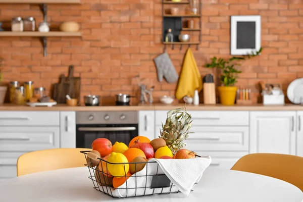 Mand Met Vers Fruit Eettafel Moderne Keuken — Stockfoto