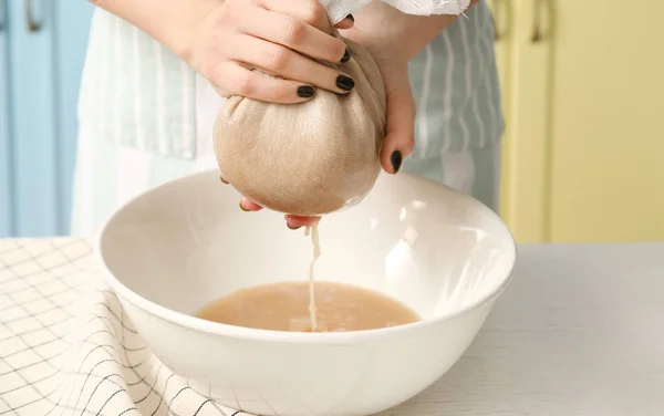 Mutfak Masasında Lezzetli Karabuğday Sütü Hazırlayan Kadın Yakın Plan — Stok fotoğraf