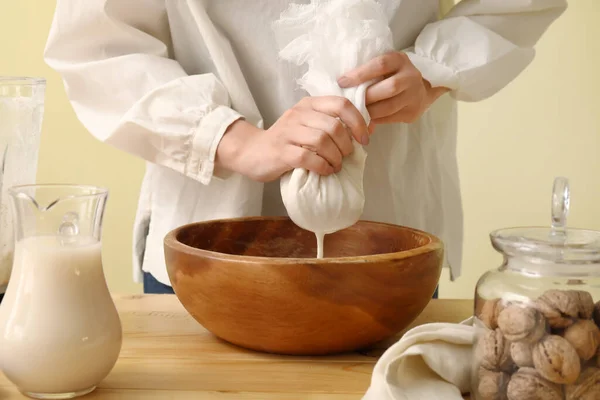 Femme Préparant Lait Noix Savoureux Sur Table Cuisine Gros Plan — Photo