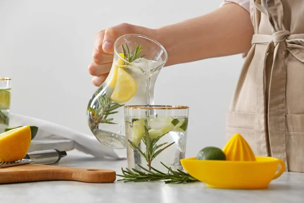 Vrouw Gieten Limoen Cocktail Met Rozemarijn Glas Tafel Keuken — Stockfoto