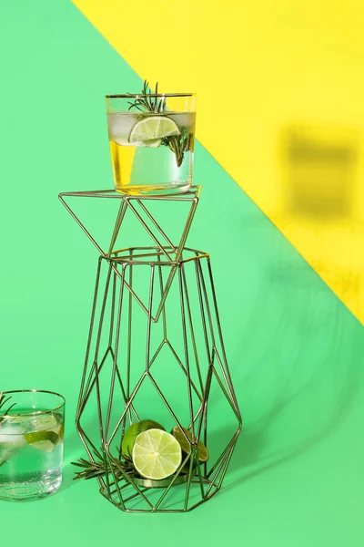 Bril Van Smakelijke Limoencocktail Met Rozemarijn Decor Kleur Achtergrond — Stockfoto