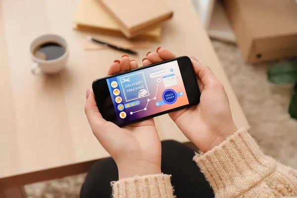 Vrouw Mobiele Telefoon Met Open Pagina Van Bezorgdienst Toepassing Thuis — Stockfoto