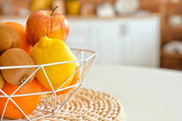 Mand Met Tropisch Fruit Tafel Keuken Stockafbeelding