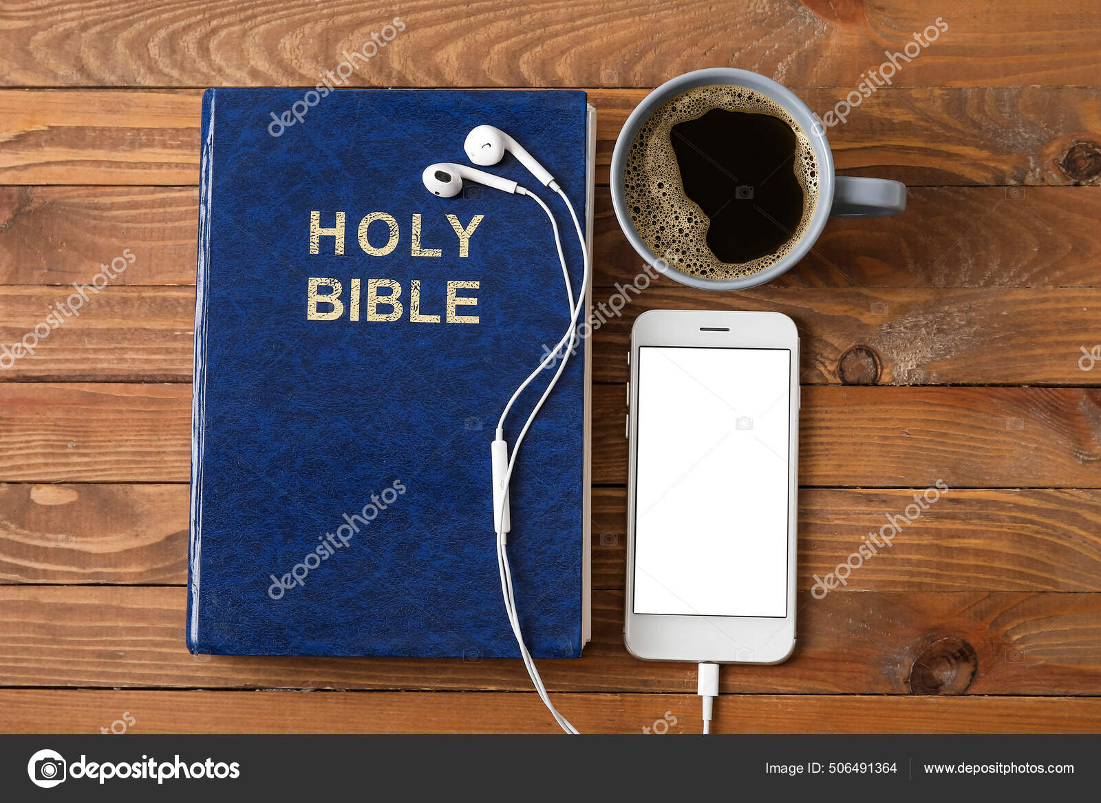 Bíblia com fones de ouvido e smartphone