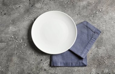 Grunge arkaplanındaki peçete ve tabağı şıklaştır