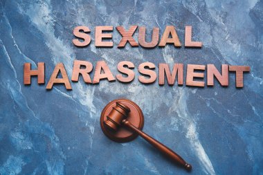 SEXUAL HARASSMENT 'a ve grunge arkaplanındaki hakimin tokmağına mesaj at