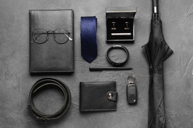 Koyu arkaplanda erkek aksesuarları.