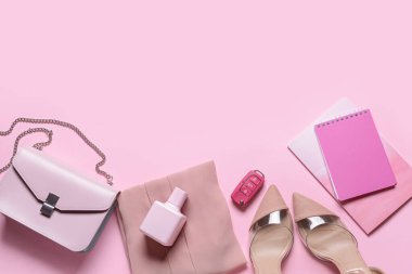 Pembe arka planda şık kadın aksesuarları