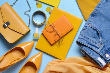 Renkli arka planda farklı tarz kadın aksesuarları olan kompozisyon