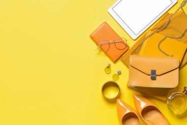 Renkli arka planda farklı stil kadın aksesuarları ve tablet bilgisayarı