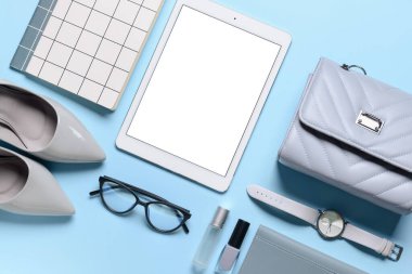 Renkli arka planda farklı stil kadın aksesuarları ve tablet bilgisayarı