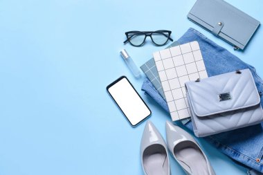 Renkli arka planda farklı stil kadın aksesuarları ve cep telefonu