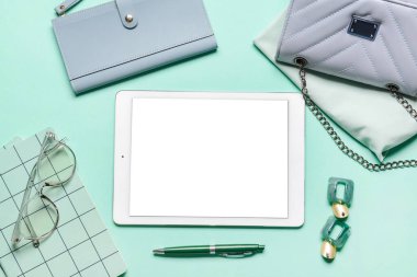 Tablet bilgisayarlı kompozisyon ve renk arkaplan üzerinde farklı kadın aksesuarları