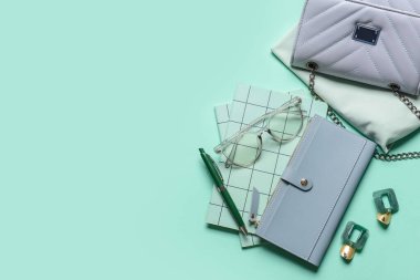 Renkli arka planda farklı kadın aksesuarları