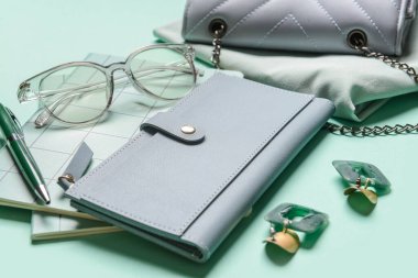 Cüzdan ve farklı kadın aksesuarları.