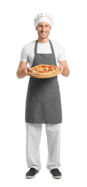 Beyaz arka planda lezzetli pizzası olan genç şef.