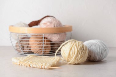 Işık masasında iplik ve örgü iğneleri