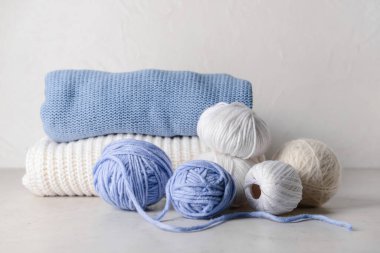 Işık masasında örgü ipliği