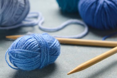 Örgü ipliği ve iğneler renk masasında, yakın plan