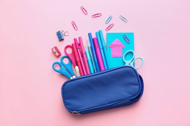 Renk arkaplan üzerinde kalem kılıfı ve kırtasiye ile kompozisyon