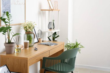 Modern işyerine sahip şık bir oda.