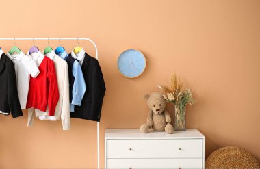 Okul üniformalı şık bir oda.