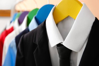 Şık okul üniformalarıyla dolu bir oda, yakın çekim.