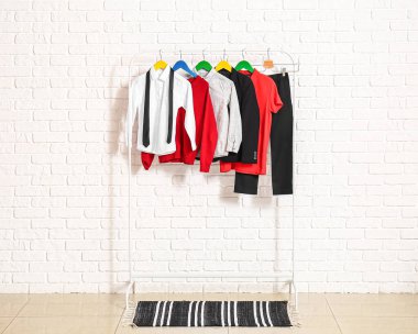 Işık duvarının yanında şık bir okul üniforması var.