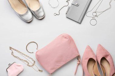 Beyaz arkaplanda şık aksesuarlar ve ayakkabılar