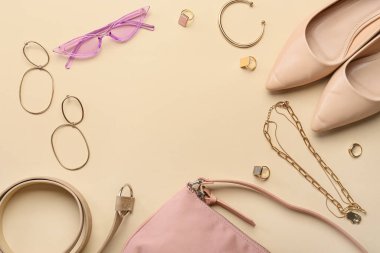 Renk arkaplanındaki şık aksesuarlardan yapılmış çerçeve