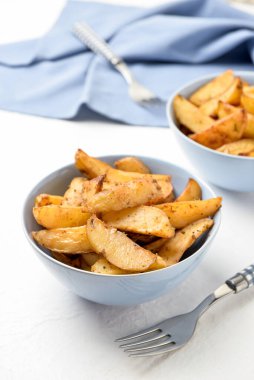 Hafif arka planda lezzetli fırında patates tabakları.