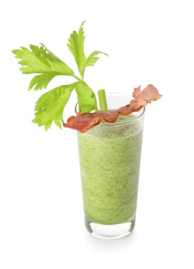 Beyaz arka planda pastırmayla süslenmiş bir bardak Bloody Mary kokteyli.